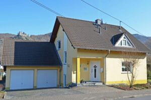 Eingangstür mit Parkplätzen vor der Garage